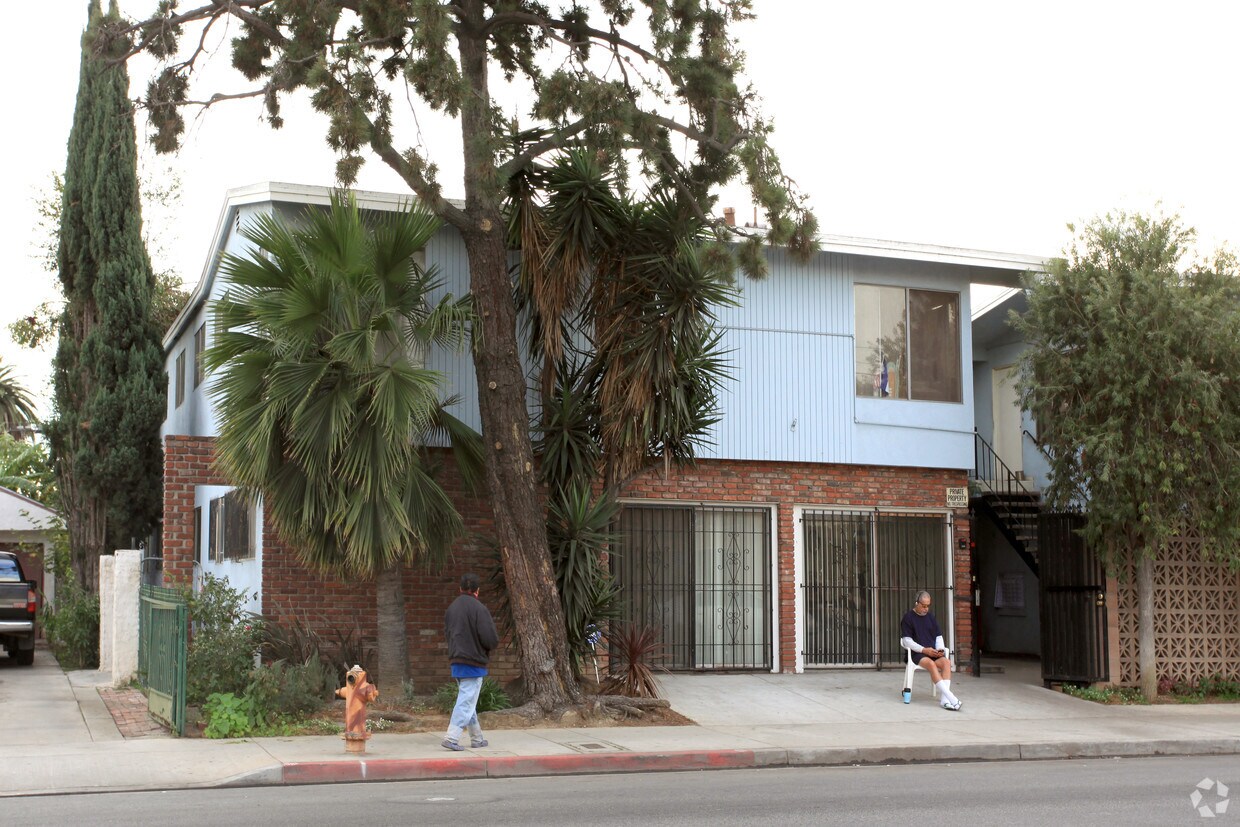 Foto del edificio - 1304 E 10th St