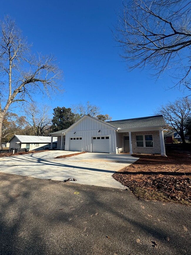 Building Photo - 208 Court Cir