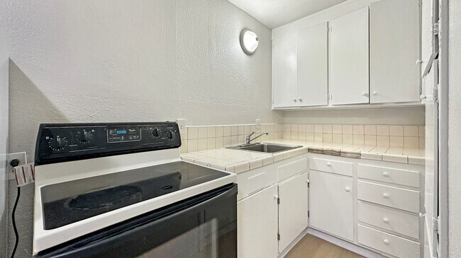 Foto del edificio - Cozy 1-bdrm, 1-bath in gated complex, includes 1 parking space, Located steps from schools and Hi...