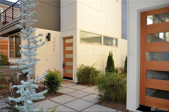 Building Photo - Modern and Stylish Home in Alki Beach Neig...