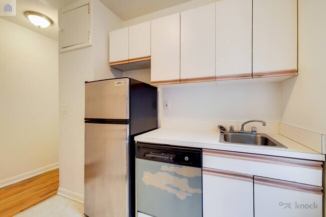 Building Photo - 334 E 78th St