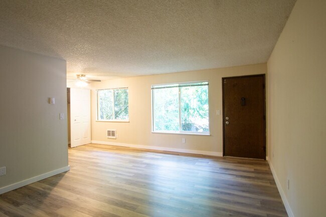 Foto del edificio - Top Floor 2-Bed in Multnomah Village Ready Now!