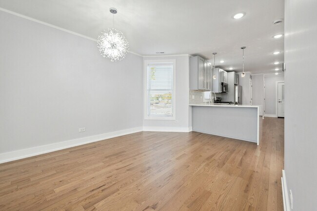 Building Photo - 2550 W Balmoral Ave