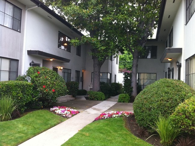 Court Yard - 3181 S Barrington Ave