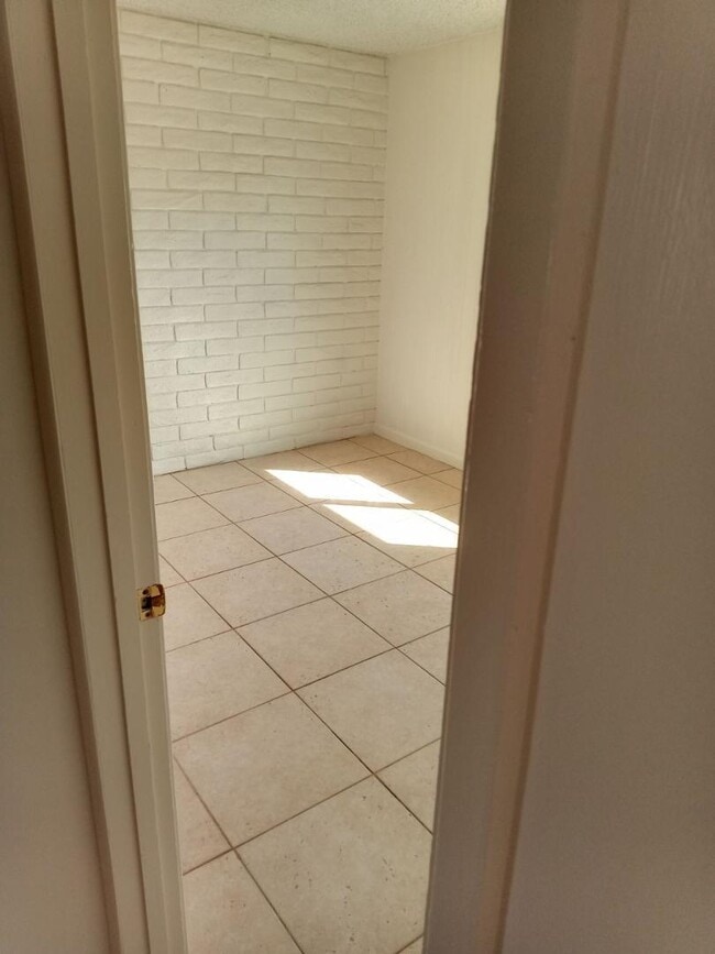 Building Photo - 4140 E Cliffside Trail