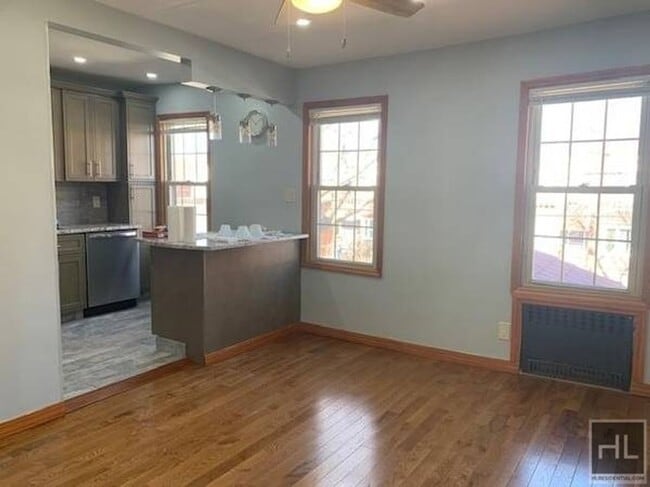 Building Photo - Spacious 3-Bedroom Apartment – Hardwood Fl...