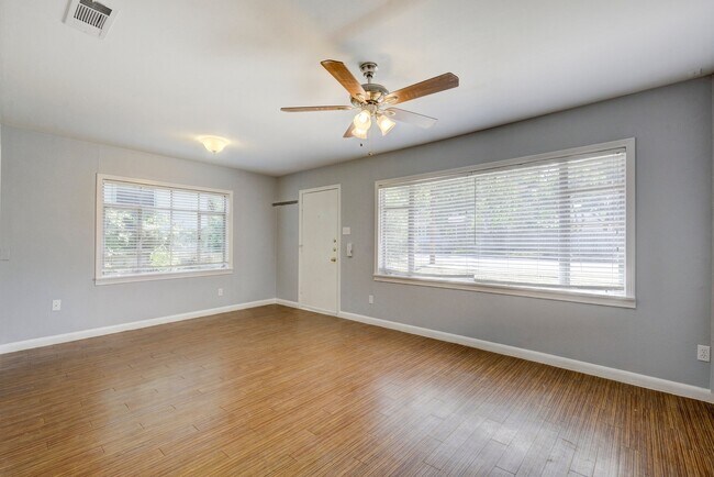 Foto del edificio - 4506 Caswell Ave