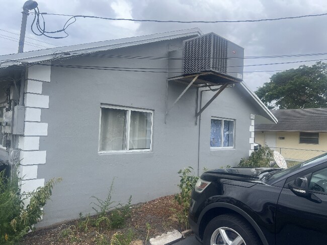 Foto del edificio - 3912 SW 14th St