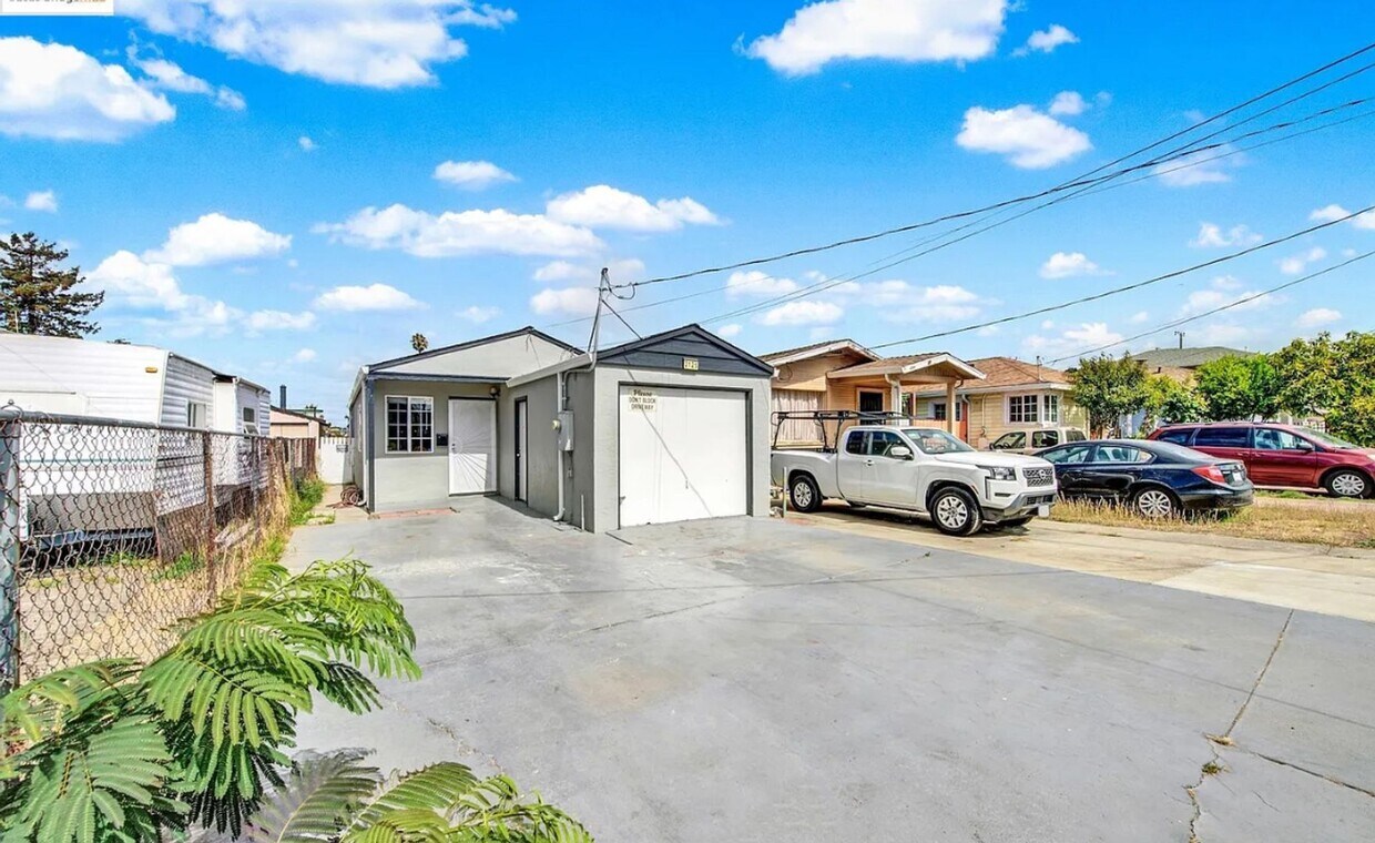 Foto principal - Single Family Home Available Now!!