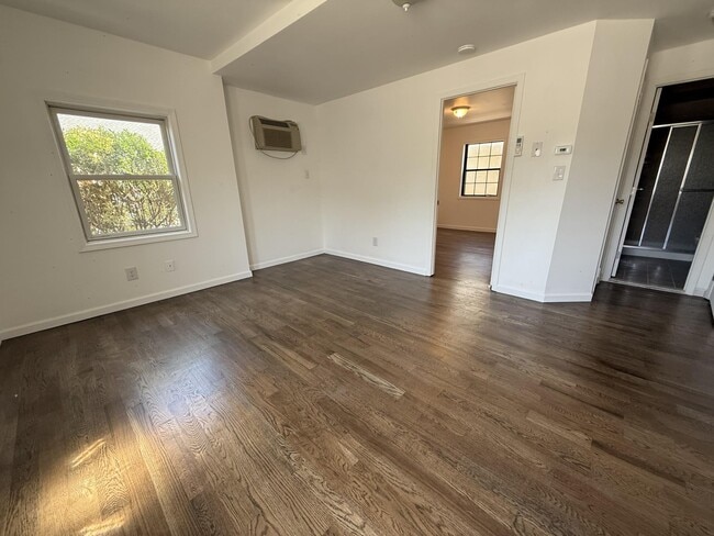 Building Photo - 355 Bayville Ave