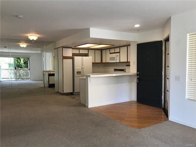 Building Photo - 128 S Cross Creek Rd