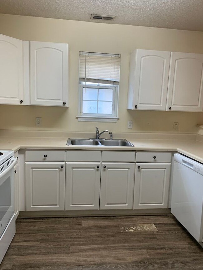 Building Photo - 3 Bedroom 2 Bath House Available on Hillsd...