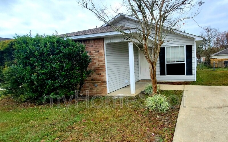 Primary Photo - 425 Pine Crescent Way