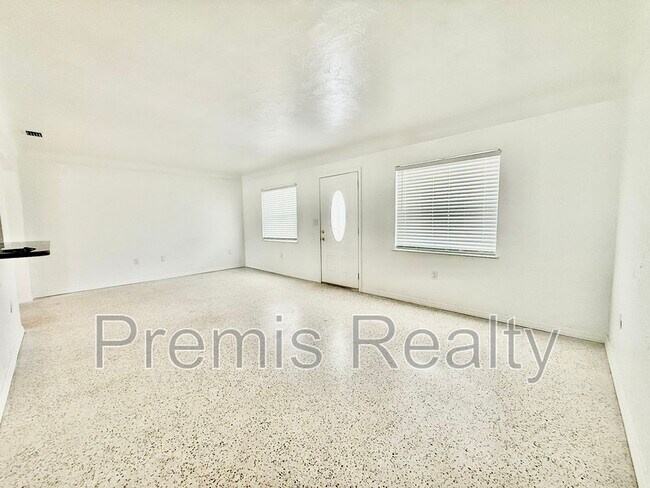 Foto del edificio - 7838 Causeway Blvd N