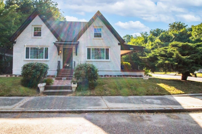 Foto del edificio - 909 S McLean Blvd