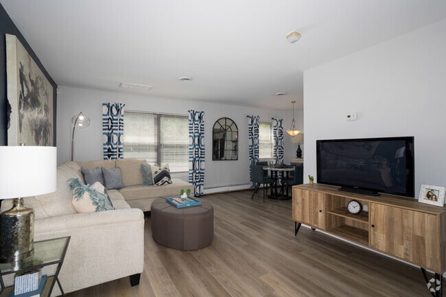 1BR, 1BA - 880SF - Living Room - Stonybrook Apartments