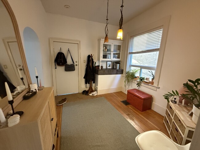 Building Photo - 129 Langside St