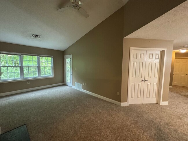 Foto del edificio - Spacious 3-Bedroom Condo with Modern Ameni...