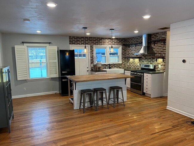Building Photo - Fantastic Englewood Ranch- Available in May