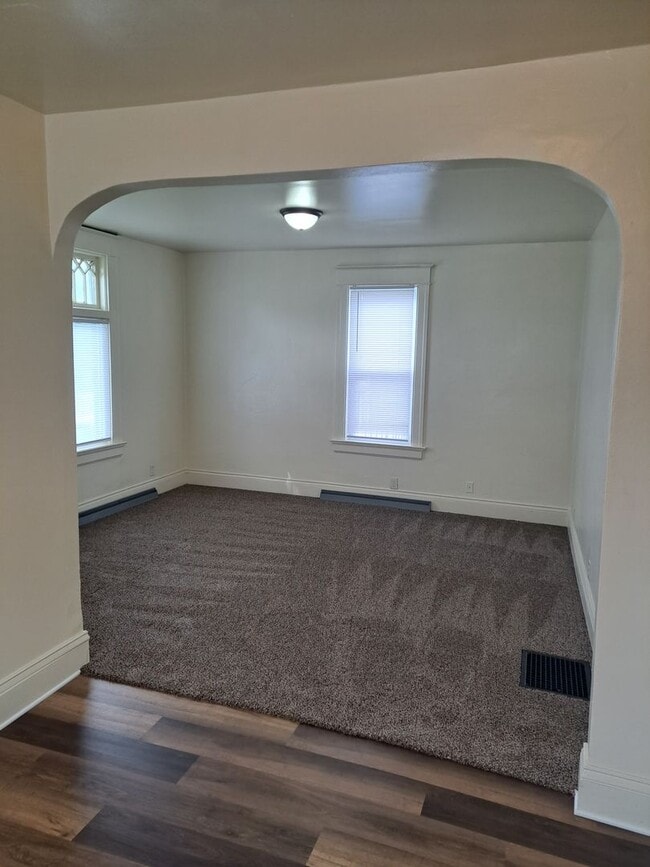 Building Photo - 4 Bedroom near Lakeside Park
