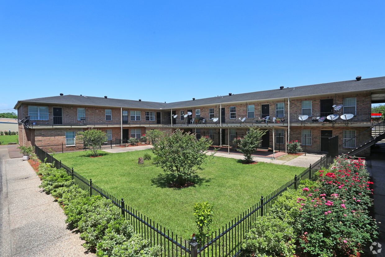 Picnic Area - Columns On 59 Apartments