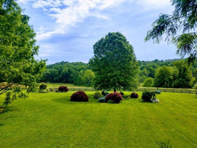 Foto del edificio - 24724 Peach Tree Rd