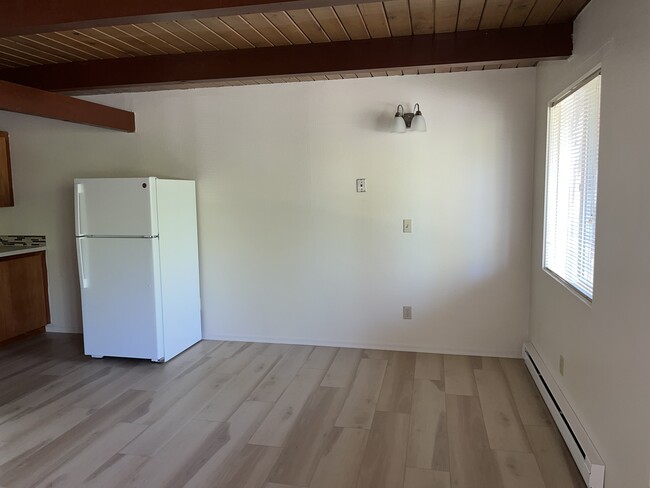 Foto del edificio - 1043 SW Western Blvd
