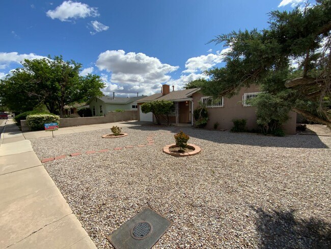 Foto del edificio - 3 Bedroom Single Story Home Available Near...