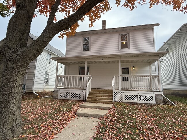 Foto del edificio - 215 E Bloomington St