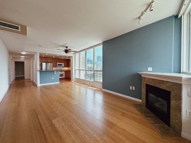 Building Photo - Modern 2 Bed, 2 Bath Condo in the Heart of...