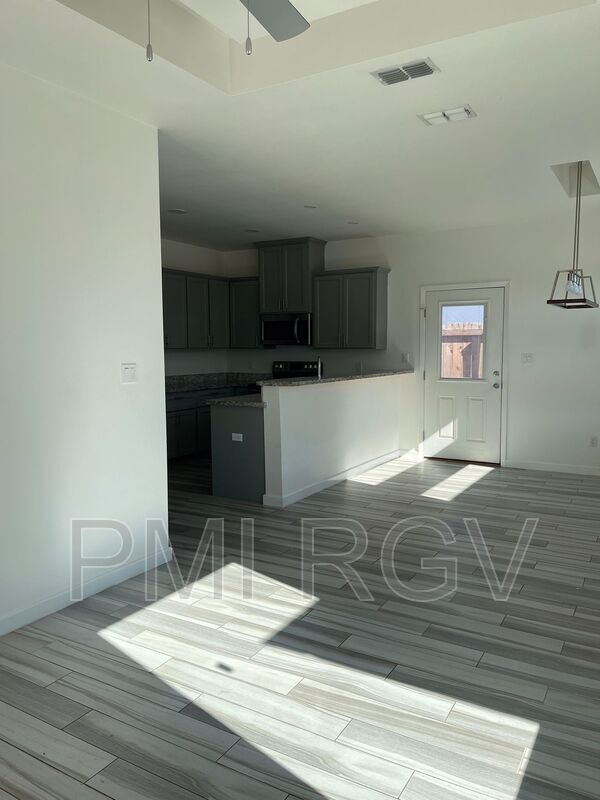 Foto principal - 806 W Carmel Ave