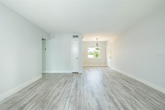 Building Photo - 6950 Avenue Des Palais