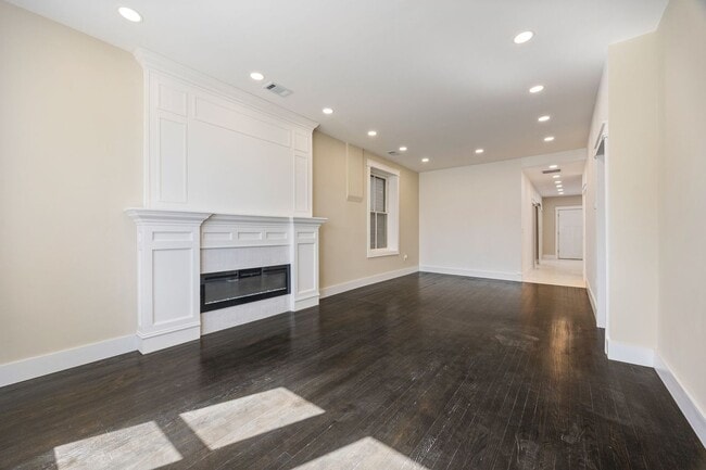 Living - 2924 W 38th Pl