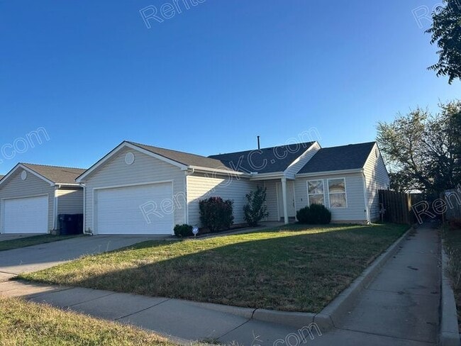 Charming 3 bed with spacious back yard. - Charming 3 bed with spacious back yard. House