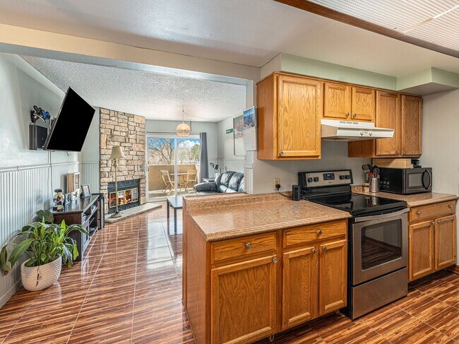 Building Photo - Remodeled 2 Bedroom 1 Bathroom Condo in De...