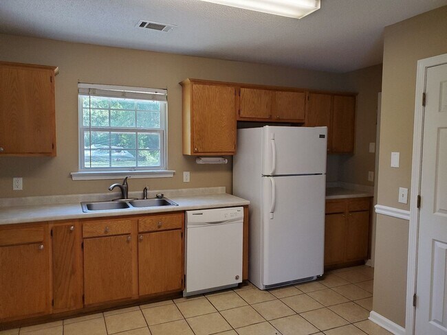 Foto del edificio - 3 bedroom, 2 bath home on a over sized cor...