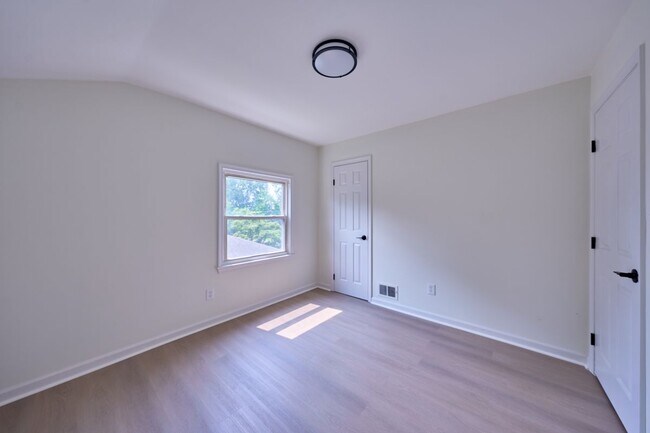Foto del edificio - 2924 Gracefield Rd