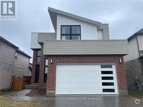 Building Photo - 515 Sophia Cres
