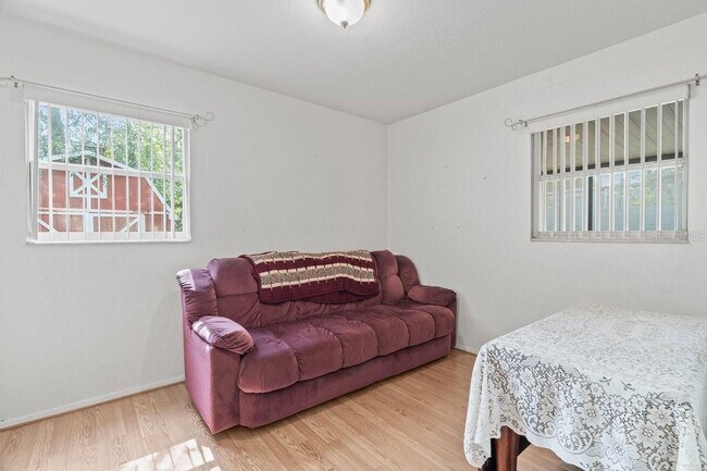 Foto del edificio - 225 Emerald Ln