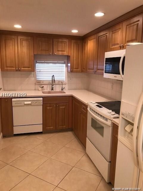 Foto principal - 681 S Hollybrook Dr