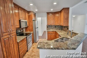 Building Photo - 16714 Summer Creek Dr