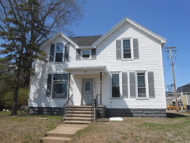 Foto del edificio - Nice 4 Bed 1 Bath close to UWEC and Water St! Available June 1st