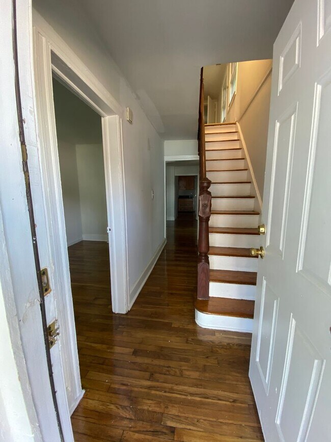 Building Photo - Great 4 Bedroom 1 Bathroom Single Family H...
