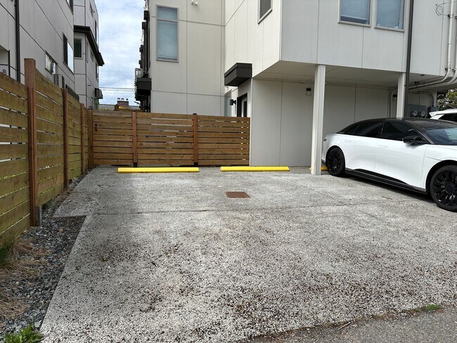 Building Photo - 2 Bedroom  Sunset Hills Townhouse with Par...