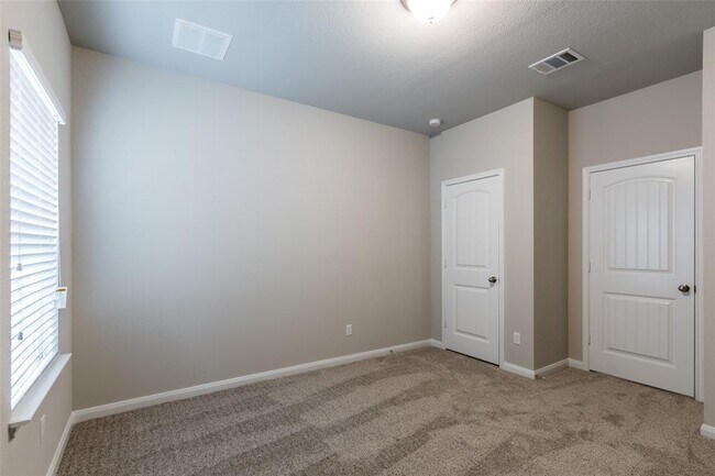 Building Photo - 684 Donegal Ln