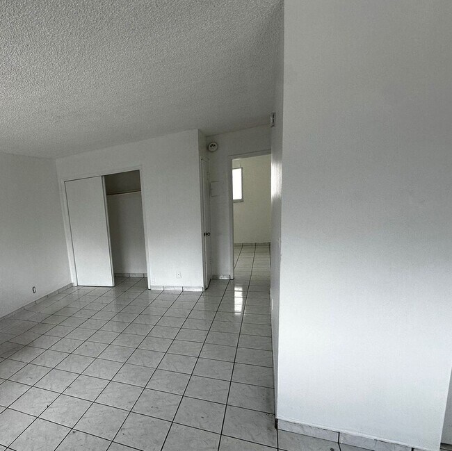 Foto del edificio - 1-1 UPSTAIRS APARTMENT Condo