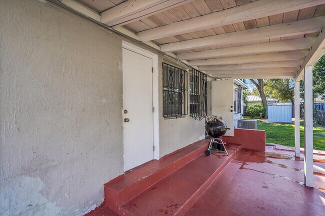 Foto del edificio - 1646 NE 150th St