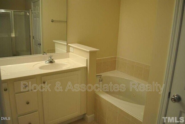 Foto del edificio - 4305 Flintlock Ln