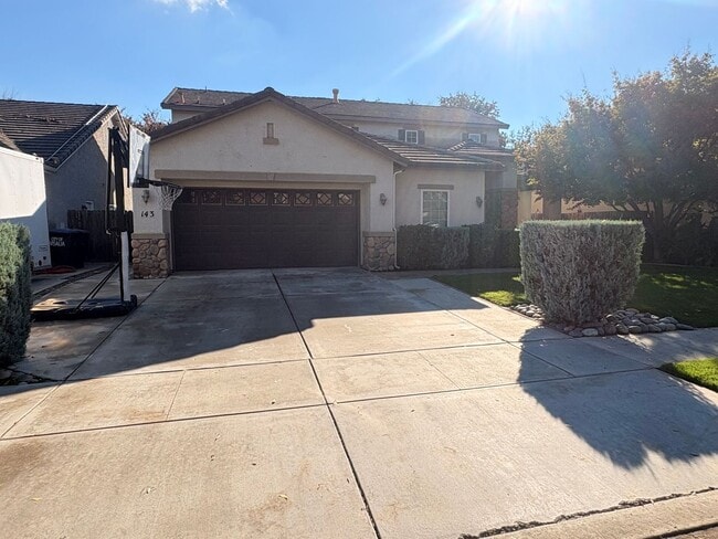 Building Photo - Lovely 5 Bedroom Home