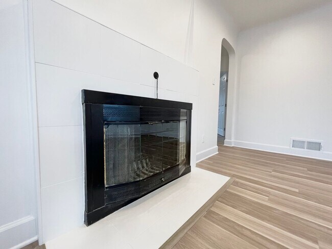 Foto del edificio - Newly Renovated 3 bed 2 bath With Huge Bac...